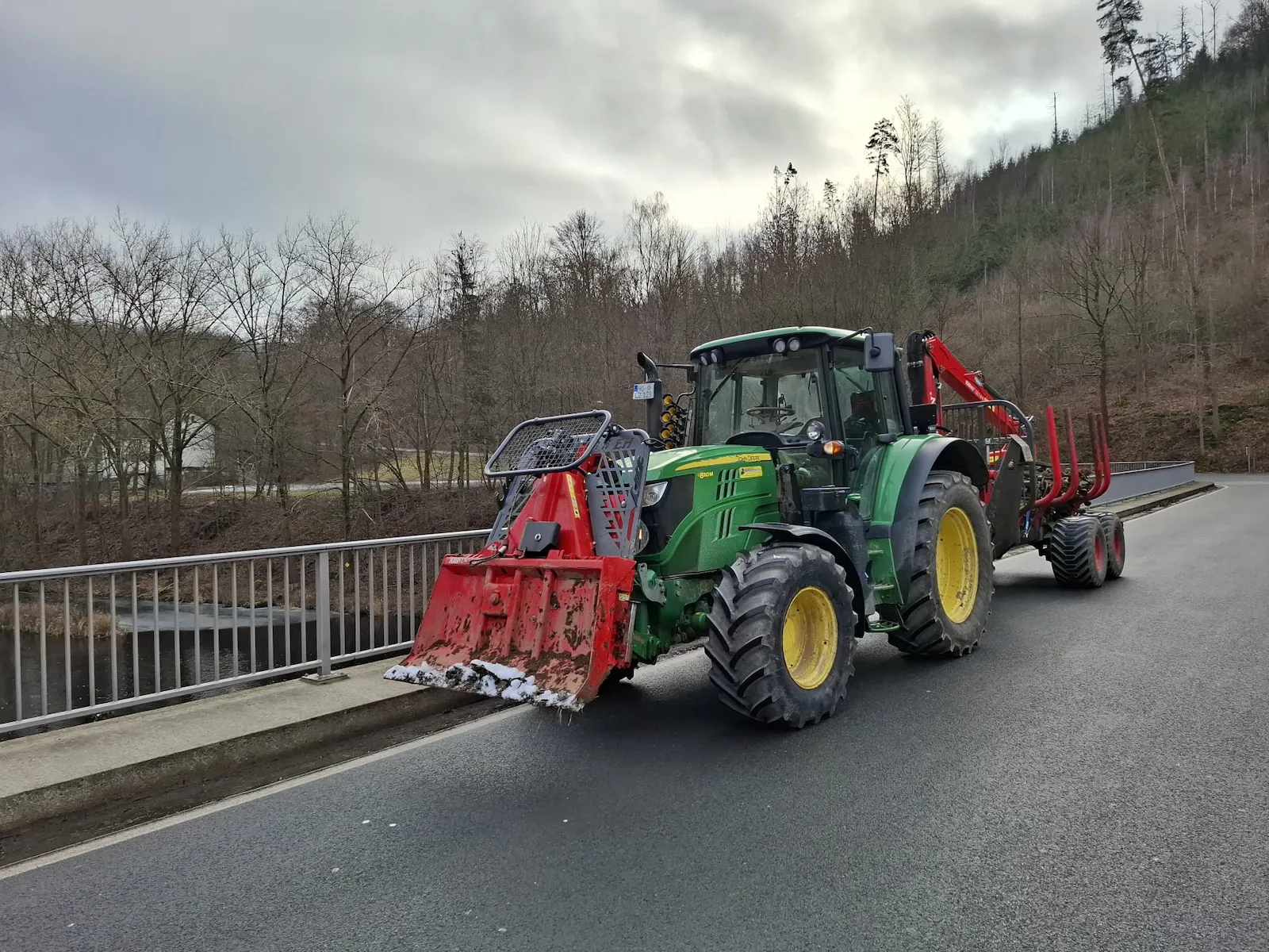 Forstmaschine des CB-Forstbetriebs auf der Rückegasse